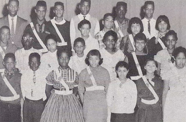 Loudoun Students. Archival black and white photo of more than a dozen Black students posing for a class photo.