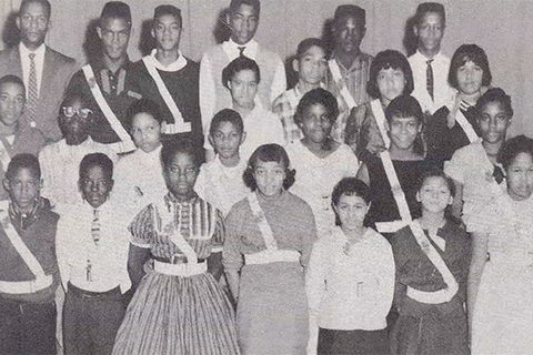 Loudoun Students. Archival black and white photo of more than a dozen Black students posing for a class photo.