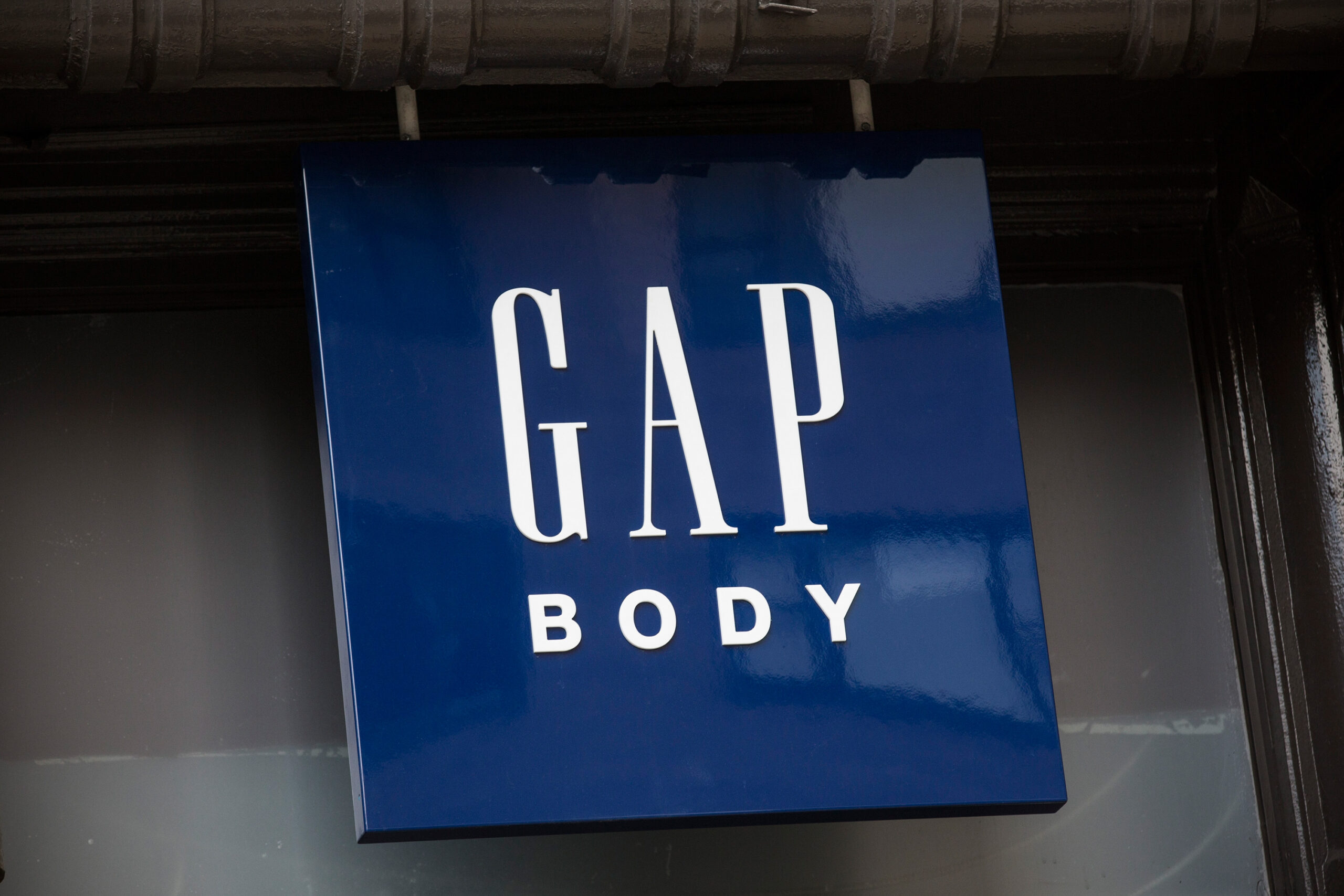 Gap Stores Raise Minimum Wage