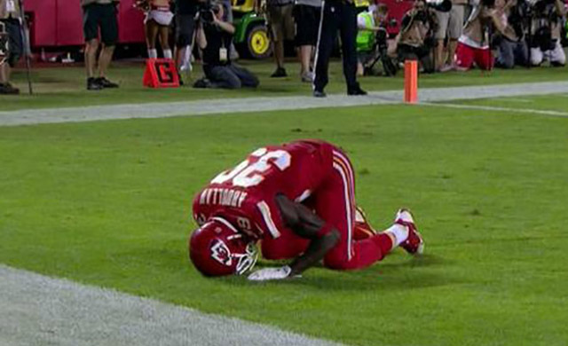 Meet the Muslim NFL Player Who Was Penalized for Praying