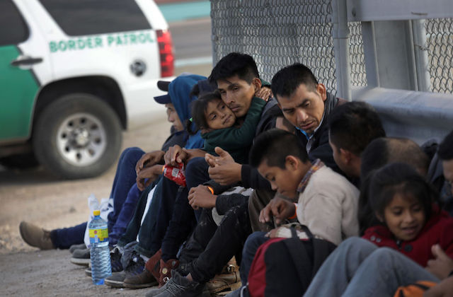 Thousands of Migrants Stalled at Texas Border, Pentagon Sends 250 Troops