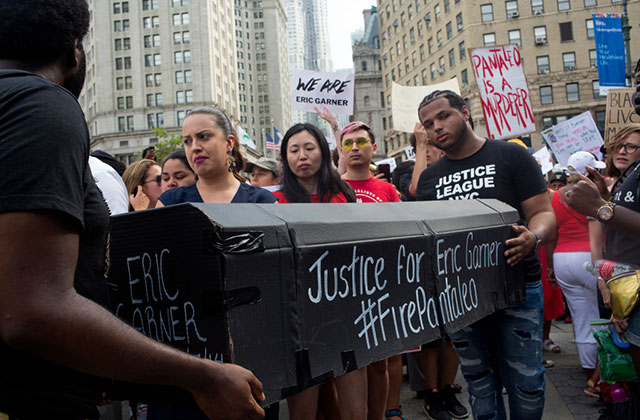 Plaske frivillig Soak NYPD Judge Says Eric Garner's Killer, Daniel Pantaleo, Should be Fired -  Colorlines